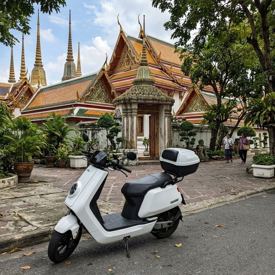 มอเตอร์ไซค์ไฟฟ้า Moto Go BKK จอดอยู่หน้าวัดในย่านเมืองเก่ากรุงเทพฯ